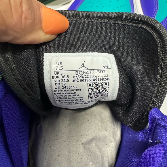 Size 7.5 - Air Jordan 1 Mid Black Grape W BRAND NEW WITH BOX - Picture 7 of 7